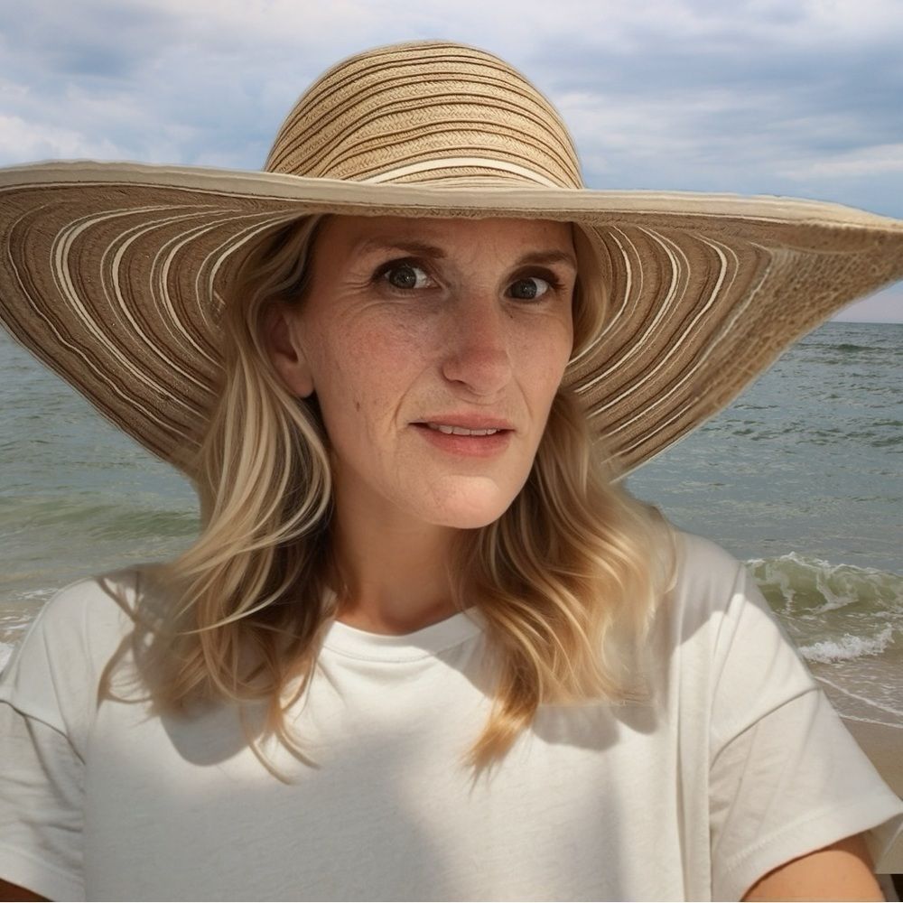 Shade & Shore Tan and White Sun Hat- like new! Adjustable!
